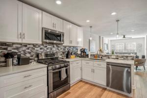 Winter Retreat 3b 3ba Huge backyard Mins from Downtown