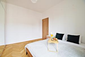 Warsaw City View Apartment - 63m2, Top Location, Workspace - by Rentujemy