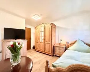 Hotel Deutsches Haus mit WLAN und Parkplatz, HDZ und Kliniken in der Nähe, direkt an der A2 und A30 gelegen - Лёне