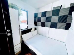 Semi Studio Room at EKG House Rental - Affittacamere, Manila