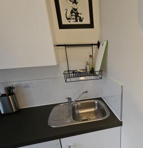 Modern immaculate studio with AC & parking, outside the CAZ