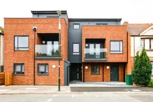 Hybrid Resi - Mitcham close to Tooting and Wimbledon - 米查姆