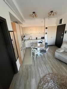 Cathedral Uptown-Urban Comfort with Balcony