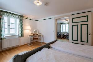 Wald Apartments bei Schlossgaststätte Hohenberg - Seeshaupt, südlicher Stanberger See, kostenfrei Parken, Ladestation für Auto und Fahrad, WLAN, Natur pur