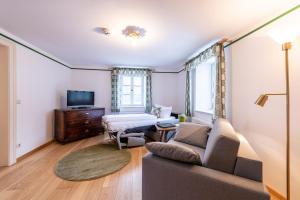 Wald Apartments bei Schlossgaststätte Hohenberg - Seeshaupt, südlicher Stanberger See, kostenfrei Parken, Ladestation für Auto und Fahrad, WLAN, Natur pur