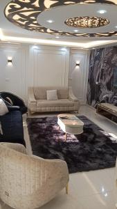 شقة جديدة مودرن المهندسين قريب من النيل وجامعة الدول منطقة حية بها مطاعم وخدمات