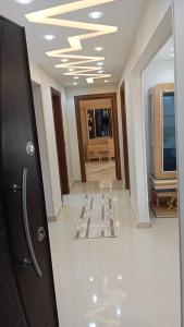 شقة جديدة مودرن المهندسين قريب من النيل وجامعة الدول منطقة حية بها مطاعم وخدمات