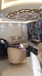 شقة جديدة مودرن المهندسين قريب من النيل وجامعة الدول منطقة حية بها مطاعم وخدمات