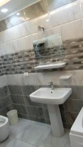 شقة جديدة مودرن المهندسين قريب من النيل وجامعة الدول منطقة حية بها مطاعم وخدمات