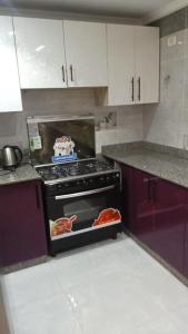 شقة جديدة مودرن المهندسين قريب من النيل وجامعة الدول منطقة حية بها مطاعم وخدمات