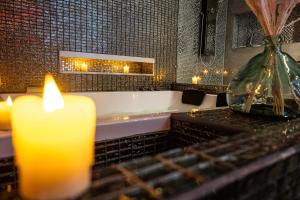 B&B / Chambres d'hotes Suite Romantique : Suite Deluxe Venezia avec Baignoire Spa