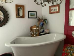 Maisons de vacances Original and quirky village home : photos des chambres