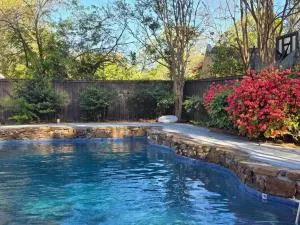 Grand Tudor Mansion with Pool near Germantown - Мемфис