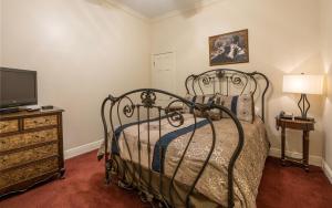 Two-Bedroom Apartment room in Quarter House