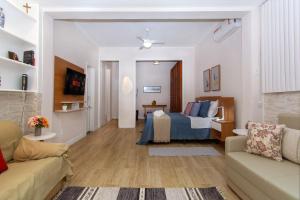 Maravilhoso Loft em Copacabana a 150 metros da Praia com um varandão em meio ao verde.