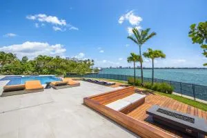 Indulge in Luxury Your Tranquil Resort Mansion Awaits in Vibrant Miami - Biscayne Park