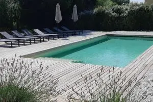 Gîte de charme au Paradou. Piscine. Terrasse bois. - Paradou