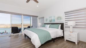 Luxury Retreat Playa Laguna: 5-Bedroom Bliss