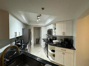Bright Biltmore Condo - Walk to Dining and Underground Parking