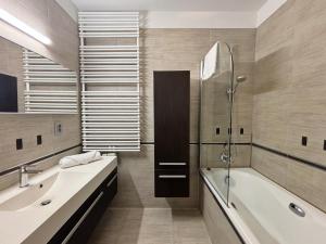 oompH Urban Oasis 1BR Escape