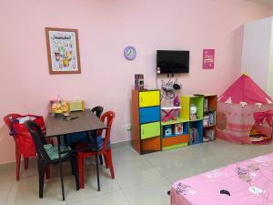 Azin Ramli Playhouz