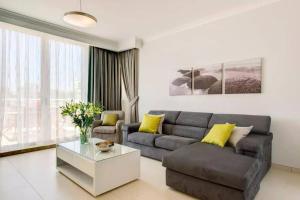 Penthouse with Picturesque Garden and Bayviews