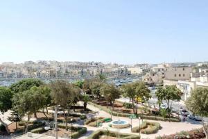 Penthouse with Picturesque Garden and Bayviews