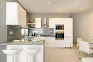 Penthouse with Picturesque Garden and Bayviews