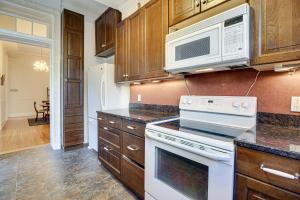 Downtown Savannah Apartment, Walk to Forsyth Park!