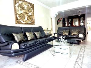 Habitación amplia y cómoda con baño privado