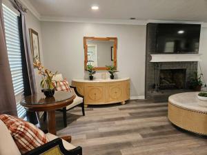 Luxury Pool with King beds Near Shops and Dining