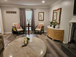 Luxury Pool with King beds Near Shops and Dining