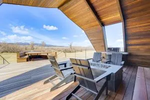 Riverfront Montana Retreat - Deck, Fire Pit and Pond - Melrose