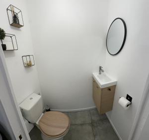 Petite maison en pierre au pied de la voie verte