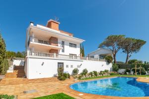 Large 5-Bed Villa, mountain and beach, at 30 from Barcelona & 10 from F1 Circuit