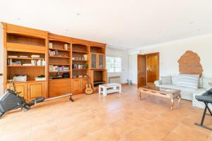 Large 5-Bed Villa, mountain and beach, at 30 from Barcelona & 10 from F1 Circuit