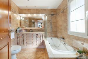 Large 5-Bed Villa, mountain and beach, at 30 from Barcelona & 10 from F1 Circuit