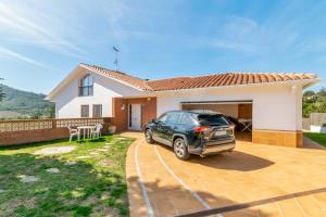 Large 5-Bed Villa, mountain and beach, at 30 from Barcelona & 10 from F1 Circuit