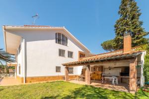 Large 5-Bed Villa, mountain and beach, at 30 from Barcelona