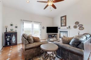 Hot Tub and Expansive Views Copperopolis Mtn Home