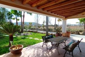 Casa Bet con piscina y jardín.