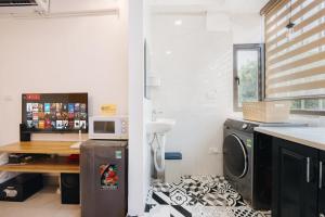 Unique Train street Old Quarter View Apartment