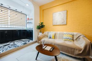 Unique Train street Old Quarter View Apartment