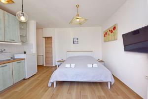 Mak charming close to the sea