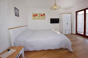 Mak charming close to the sea 