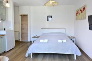 Mak charming close to the sea 