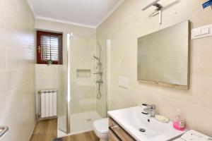 Mak charming close to the sea 