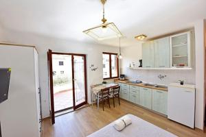 Mak charming close to the sea