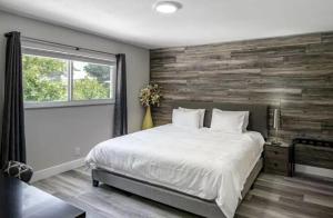 Dog friendly condo with beach access, hot tub, firepit
