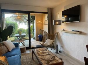 Gigaro Apt 4 pers Vue mer Plage a pieds Piscine, Tennis